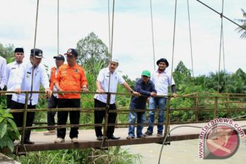 Bupati Pasaman Barat Tinjau dan Bantu Korban Bencana Banjir Batahan