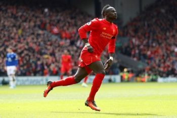 Mane bagikan 300 jersey Liverpool ke kampung halaman