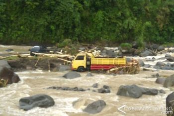 Enam Kendaraan Terseret Banjir Bandang Sungai Logawa-Banyumas (VIDEO)