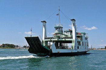 Belum ditemukan, wanita muda terjatuh ke laut saat di atas kapal feri
