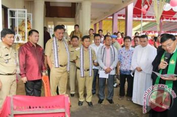 Gubernur Olly dan Bupati Sumendap Bantu Pembangunan Gereja di Tatengesan