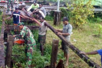Koramil 1707-12/Sawa Erma bantu masyarakat perbaiki jalan kampung