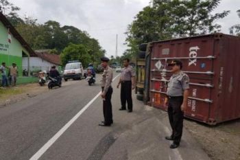 Truk Kontainer Tabrak Rumah Kosong di Cilacap 