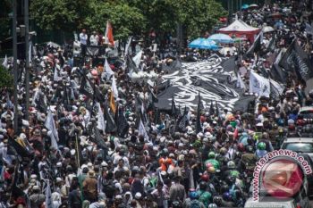 Polda Metro Kerahkan Pasukan Bersorban dan Berpeci di DPR