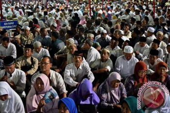 Ribuan Orang Padati Stadion Undip untuk Bershalawat