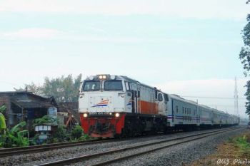Petugas kereta ditempatkan di daerah rawan longsor