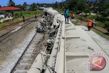Penumpang KA diangkut bus akibat babaranjang anjlok