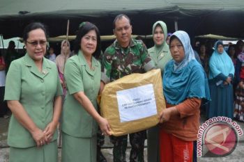 Persit Cenderawasih salurkan bantuan untuk korban kebakaran Weref