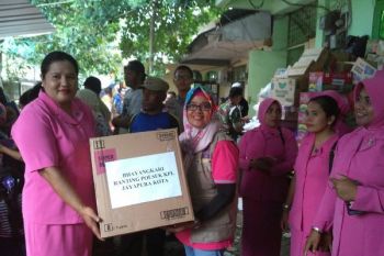 Bhayangkari Jayapura beri bantuan kepada korban kebakaran Weref