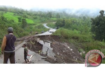 Pembangunan Jalan Poros Tengah Dilanjutkan 2018