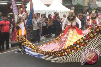 Ribuan warga antusias saksikan "Jogja Batik Parade"