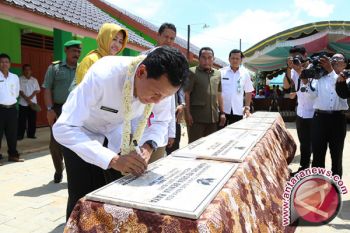 Bupati Tandatangani Prasasti Penggunaan Gedung Serbaguna