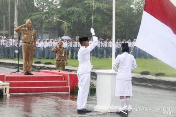 Ganjar Pimpin Peringatan Sumpah Pemuda Saat Hujan
