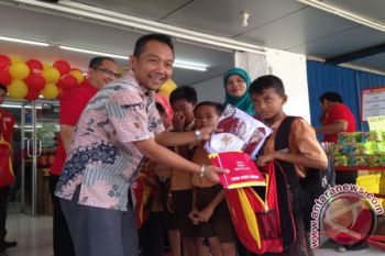Alfamart Bagikan Ratusan Paket Perlengkapan Pendidikan dan Sembako