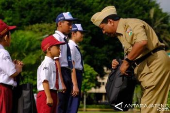 Pemkot Magelang Beri Bantuan Seragam Sekolah