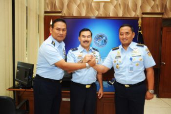 Lanud Manuhua Biak bangun halte bus siswa