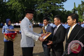 Bupati Gowa Beri Penghargaan Tiga Pemuda Berprestasi 