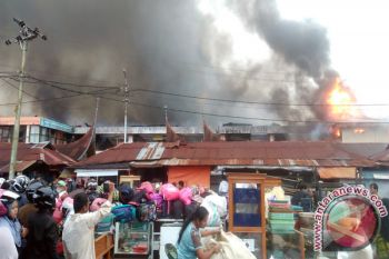 Pasar Atas Bukittinggi Terbakar, Pedagang Panik Selamatkan Dagangan