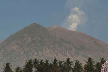 Kawah Gunung Agung Alami Keretakan Akibat Dorongan Magma