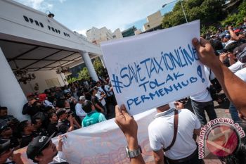 Pemberlakuan aturan angkutan daring Oleh Budi Setiawanto