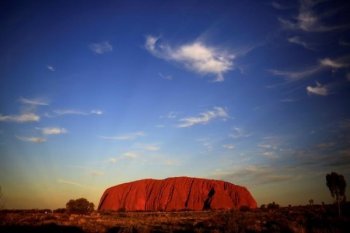 Bakal ditutup permanen, bukit cadas Uluru diserbu wisatawan