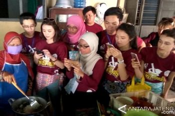 Mahasiswa Asing Belajar Bikin Jamu Gendong (VIDEO)