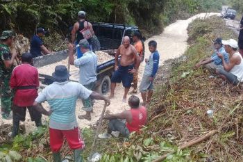 Koramil Yaptim dan masyarakat buat jalan alternatif