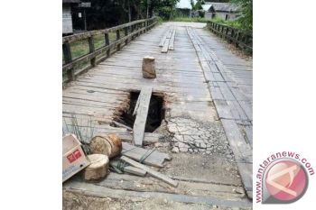 Jembatan Bentot Bartim Rusak Berlubang, Warga Minta Perbaikan