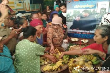 Jelang Pernikan Kahiyang, Pedagang Pasar Legi Berebut Nasi Tumpeng 