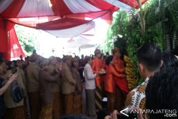 Presiden Jokowi Pasang Bleketepe Pernikahan Kahiyang-Bobby