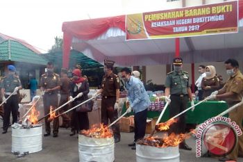 Ribuan Rokok, Obat Ilegal dan Narkoba Dimusnahkan di Bukittinggi