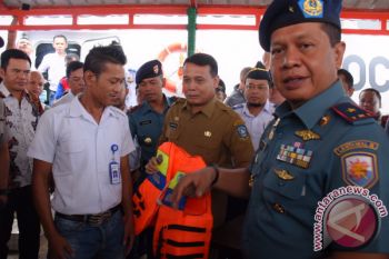 TNI AL Bagikan Jaket Pelampung Kepada Awak Kapal
