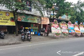Jokowi Mantu, Pedagang Makanan Raup Keiuntungan 