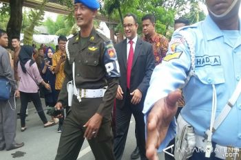 Anies Baswedan jadi Sasaran Swafoto Pernikahan Kahiyang