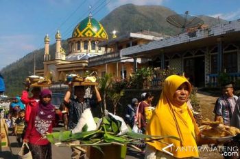 Tradisi "Tumpeng Jongko" Doakan Pernikahan Kahiyang-Bobby