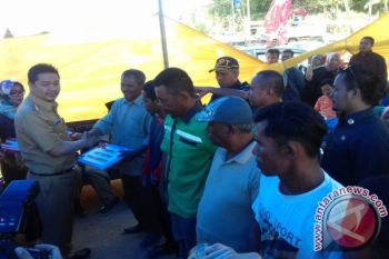 Pemkot Kendari Serahkan Bantuan Nelayan Senilai Rp1,6 Miliar 