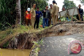Pemkab Barut Tangani Jalan Longsor di Rarawa