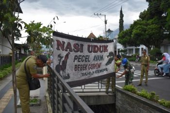 Petugas Tertibkan PKL Kawasan Alun-Alun Wonosobo