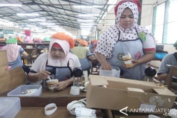 Pekerja Pabrik Rokok di Kendal Kian Menyusut