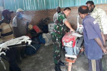 Kodim Jayawijaya serahkan alsintan kepada poktani Distrik Libarek 