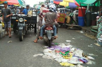 Geram, Bupati Perintahkan Pasukan Kebersihan Jaga Pasar 24 Jam