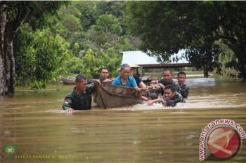 PAM Perbatasan Kodam Sriwijaya evakuasi korban banjir 