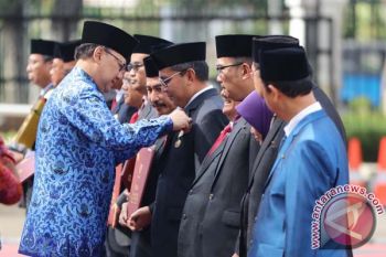 Wali Kota Makassar Terima Penghargaan Satyalencana 