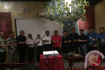 Astra Internasional Padang Gelar Aksi Bersih-Bersih Halte