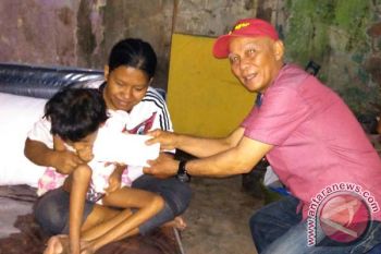 Jurnalis Makassar Santuni Bocah Penderita Lumpuh Layu  