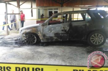 Pabrik Daur Ulang Mobil dekat Bandara Dublin Terbakar