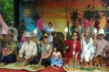 Mendikbud Memarut Kelapa Tandai Pembukaan "MTD" 2017