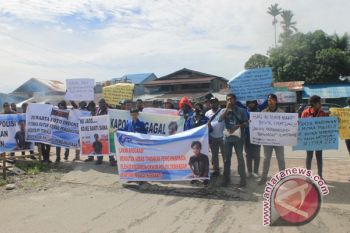 Wartawan Timika demo di kantor Polres Mimika terkait arogansi oknum polisi