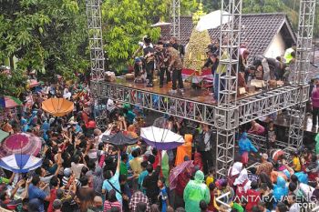 Upacara Tradisi Boyolali, Ribuan Apem Keongmas Dibagikan
