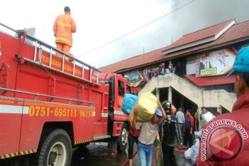 Api yang Membakar Pasar Aur Kuning Masih Berkobar Hingga Jumat Pagi